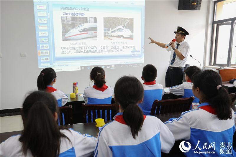 湖北襄陽：兒童爭當“小小火車司機” 童心描繪“高鐵夢”