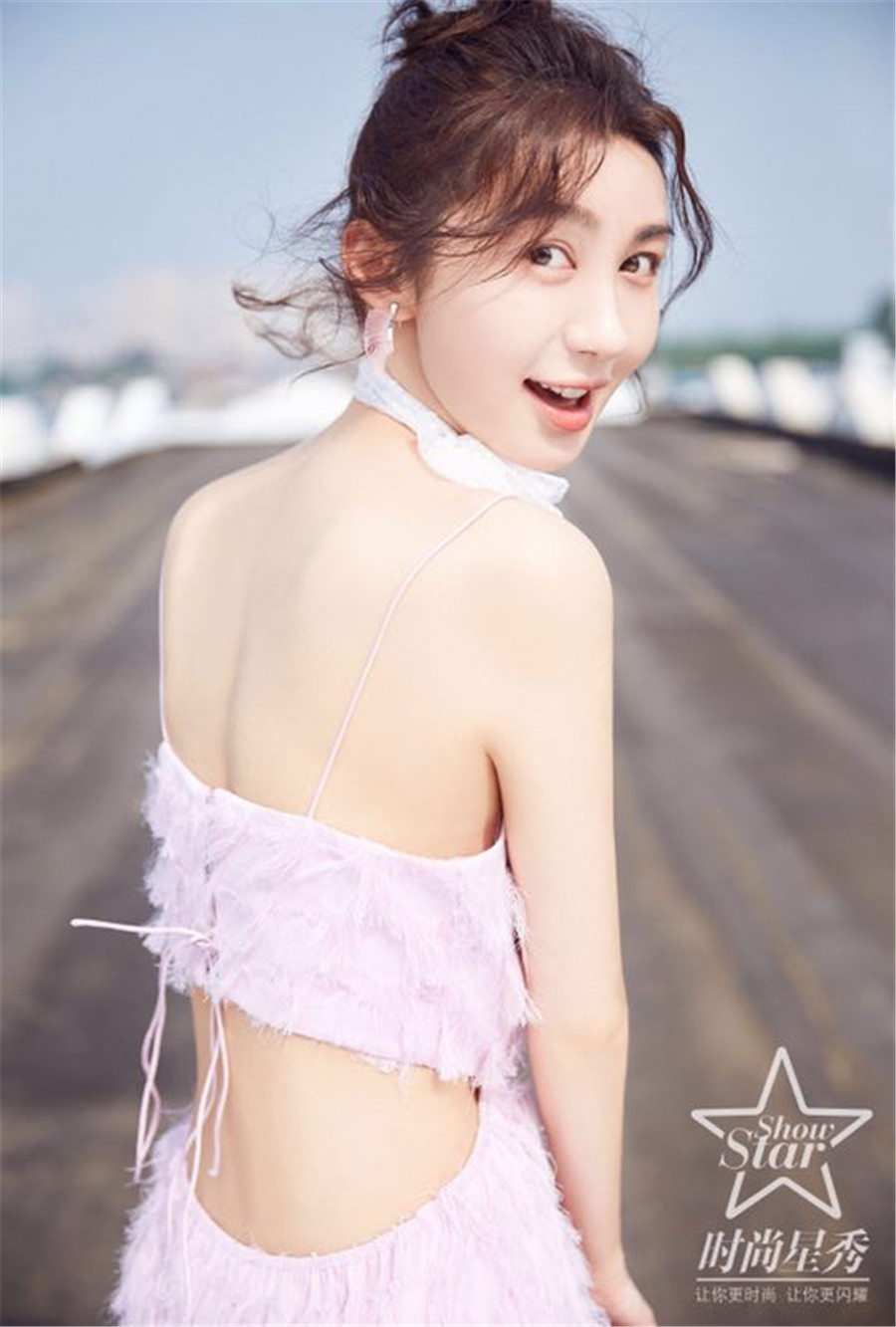 李菲儿粉色系写真曝光纤腰美背展甜美气场