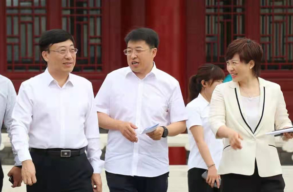 长春市金融办党组书记刘向国(中),南关区常务副区长鲁晓光(右) 等领导