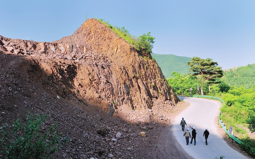 開道崇山峻嶺間——三道溝至錯草公路渾江段建設