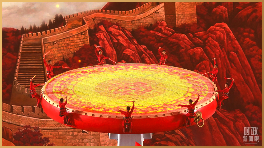 在主题曲《领航》的旋律中,高达16米的金色党徽在国家体育场庄严升起.