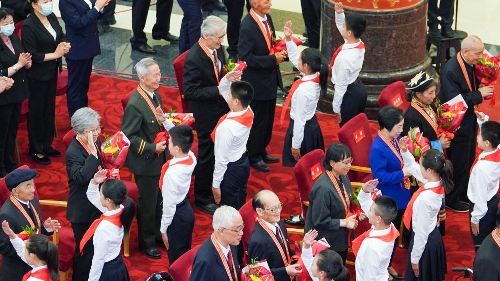 庆祝中国共产党成立100周年"七一勋章"颁授仪式在北京隆重举行