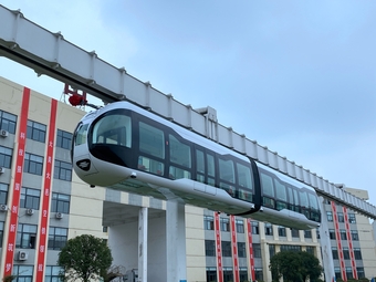 中国初の新エネ観光モノレール車両、成都でラインオフ