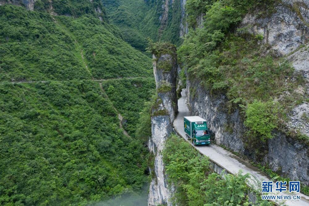 断崖絶壁の村まで乗り入れ可能になった郵便集配車　四川省漢源_fororder_2-2