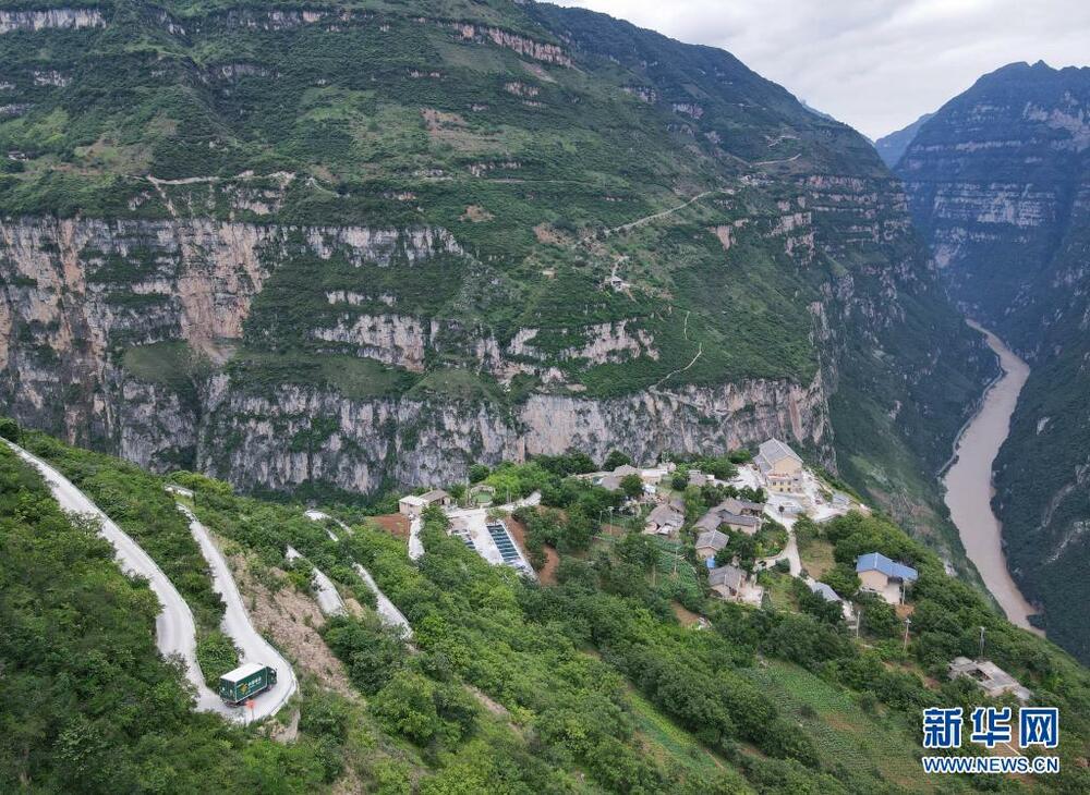 断崖絶壁の村まで乗り入れ可能になった郵便集配車　四川省漢源_fororder_2-1