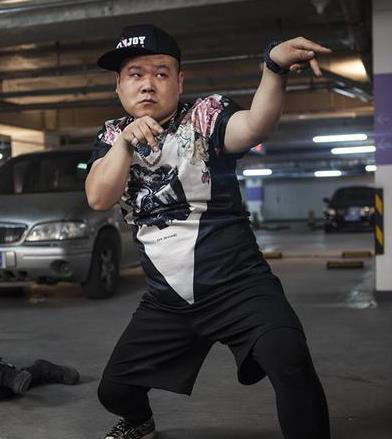 德云四少里的五环教主”818岳云鹏艰辛成名路