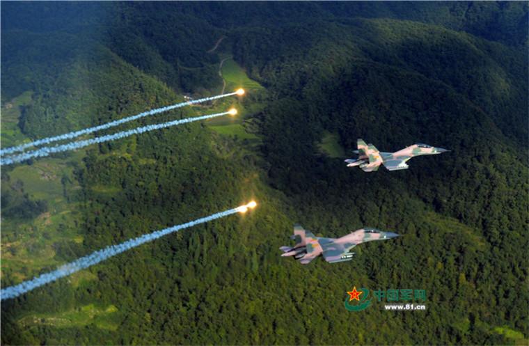 霹雳雄鹰！南部战区粉红色苏30山间战训