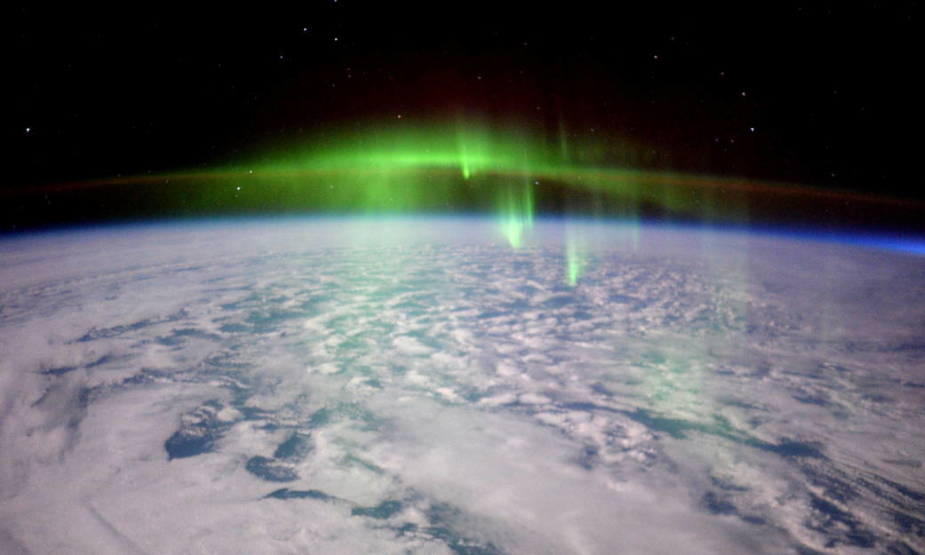 震撼瞬间：宇航员捕捉极光之美 飘渺绚丽映照地球