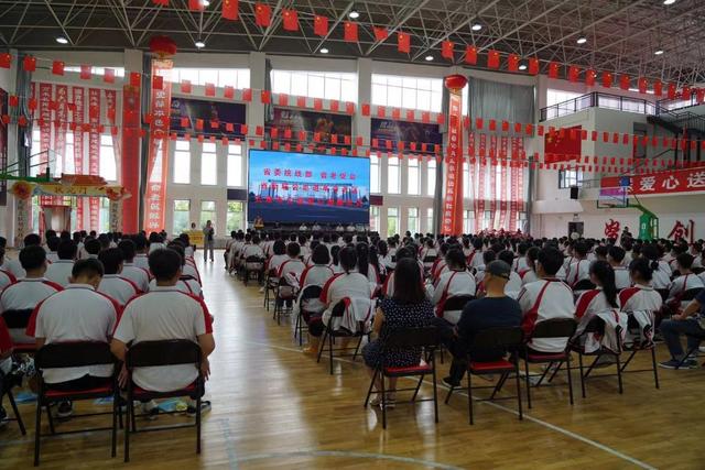 黑龍江省新聯會向雅臣中學捐贈一批體育器材助力革命老區教育事業