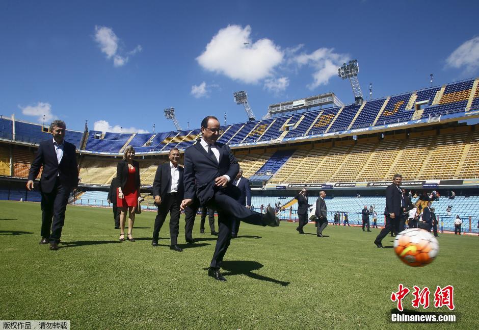 奧朗德造訪阿根廷足球俱樂部 上場踢球獲贈球衣