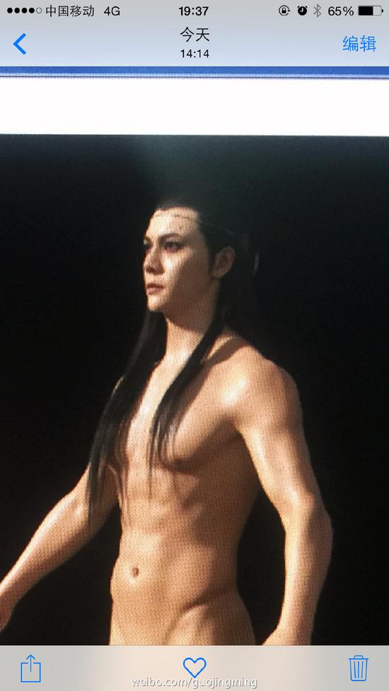 郭敬明晒陈伟霆半裸照 网友:能往下点吗？