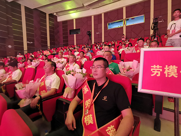 听身边劳模故事 聚创新发展力量 宜宾市总工会劳模宣讲团走进南溪区_fororder_南溪区各级劳模代表聆听宣讲-摄影-邓容6