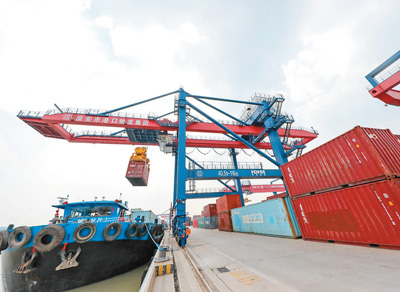 港口一片繁忙景象