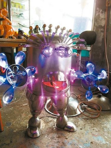 台艺术家发挥创意 用破铜烂铁造出可爱机器人