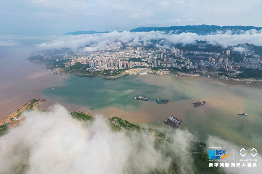 三峡新雨后 云雾漫山川