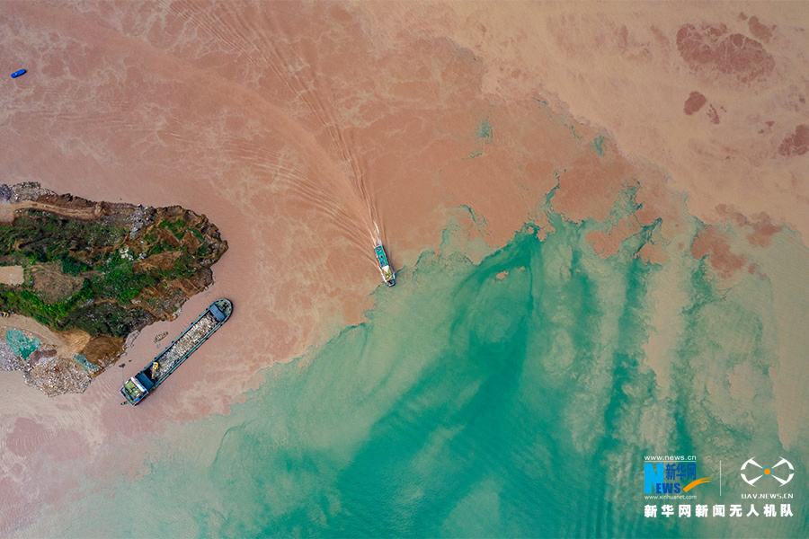 三峡新雨后 云雾漫山川