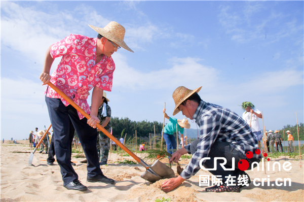 图片默认标题_fororder_陵水县委书记麦正华与干部群众一同参与义务植树活动
