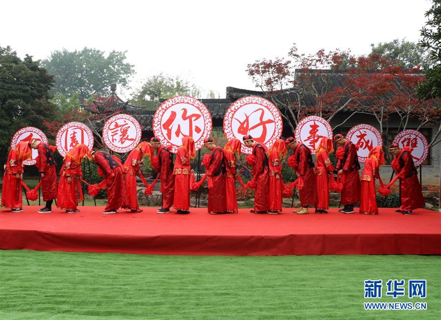 江苏扬州举行个园盐商体验式集体婚礼