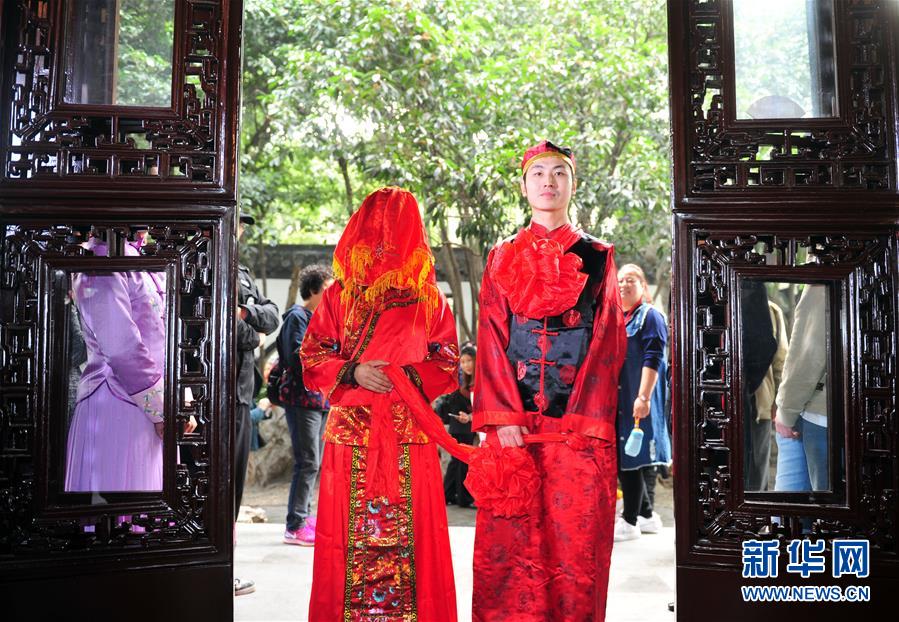江蘇揚州舉行個園鹽商體驗式集體婚禮