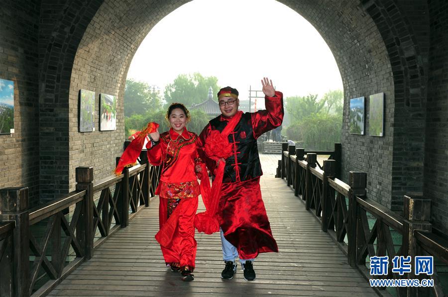 江蘇揚州舉行個園鹽商體驗式集體婚禮
