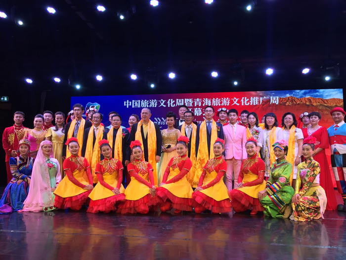 图片默认标题_fororder_青海民族歌舞演员与嘉宾合影