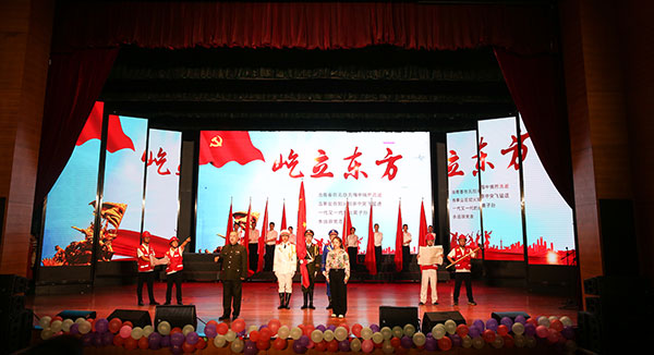 活动现场 摄影 叶昌荣演出在歌伴舞《我们都是追梦人》中拉开帷幕.