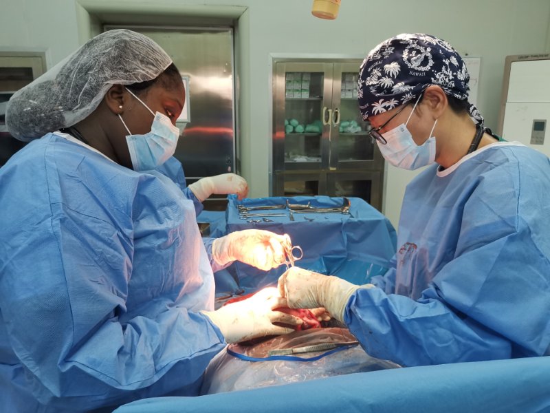 圖片默認標題_fororder_中國援迦納醫療隊産科朱明慧醫生(右)指導當地醫生手術。醫療隊供圖