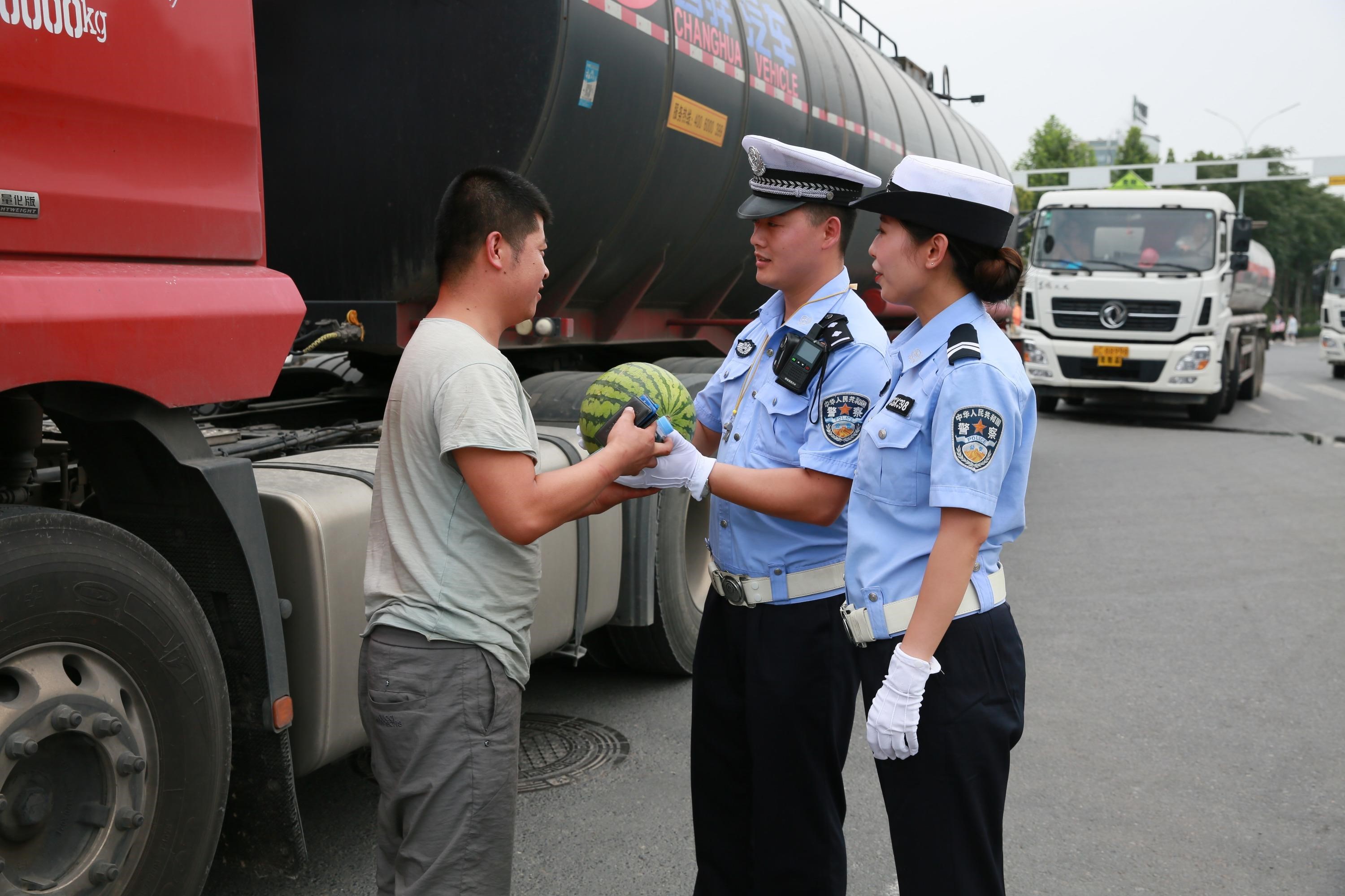 點讚寶雞交警—你遵守交通法規 我贈送一片清涼_fororder_3