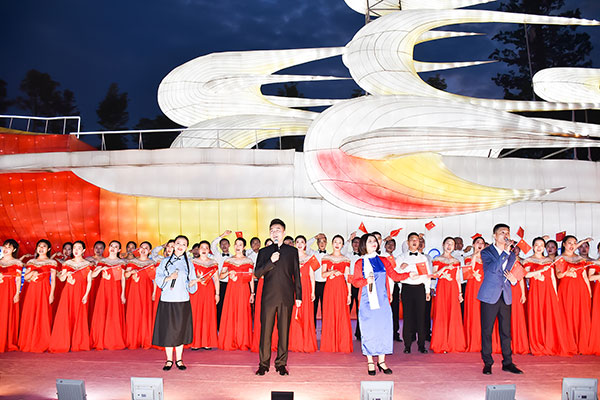 四川自贡盐都儿女歌颂党行进式演出庆祝中国共产党成立100周年