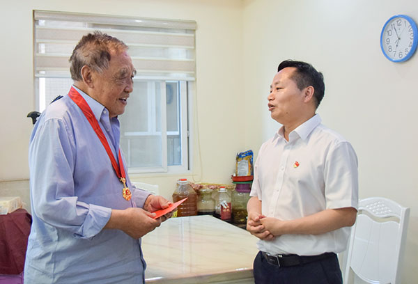 宜宾市副市长陶学周走访慰问老党员和因公殉职职工家属