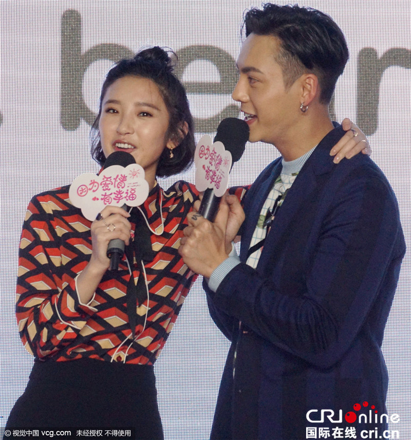 陈伟霆遭唐艺昕勾肩似"小情侣" 为粉丝亲做牛肉汤