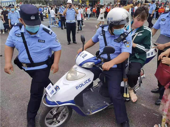 鞍山：考生拄雙拐艱難赴考點 暖心民警騎電動車護送_fororder_圖片3