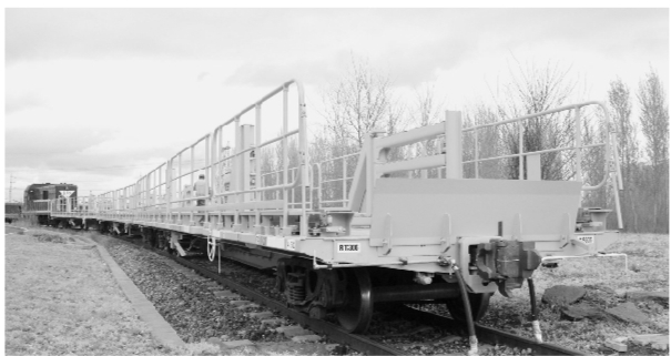 首列出口长钢轨运输车组下线