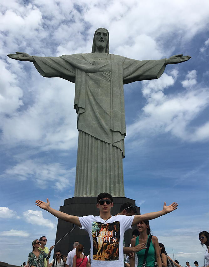 跳水队游览巴西基督山争相合影耶稣像
