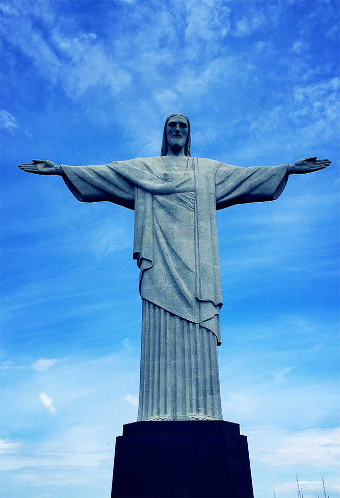 跳水队游览巴西基督山 争相合影耶稣像