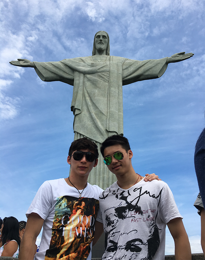 跳水队游览巴西基督山 争相合影耶稣像