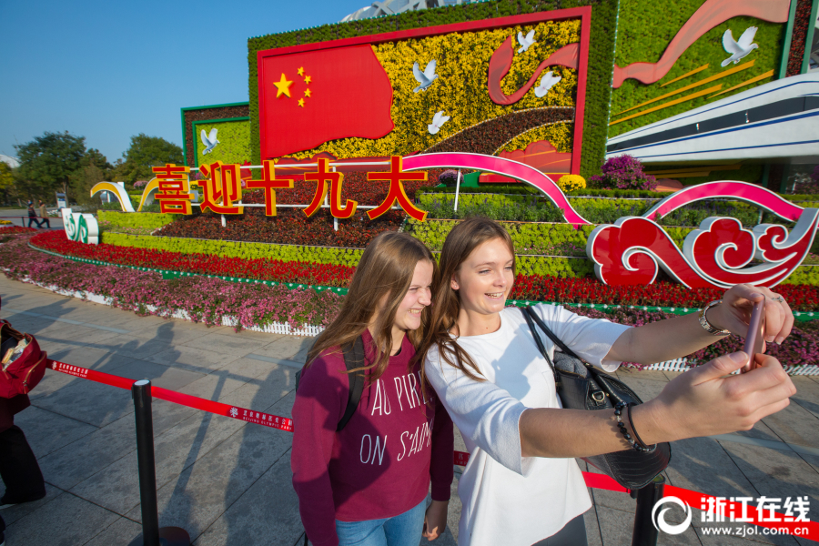 北京街头繁花似锦 中外游客感受盛会氛围