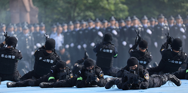 剑锋突击队特警综合战术展示 供图 乐山市公安局宣传处
