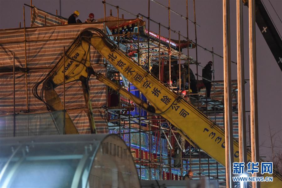 国家开发银行总部大楼前牌坊连夜开拆