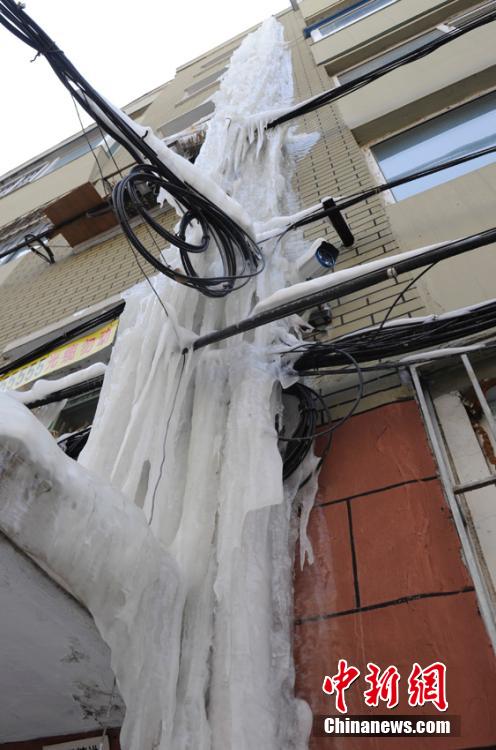 长春楼房外现20米巨型冰柱
