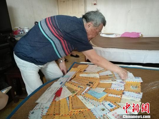 两岸一家亲：苏州老人珍藏台湾发小80余封信件