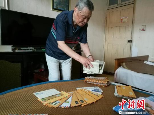两岸一家亲：苏州老人珍藏台湾发小80余封信件