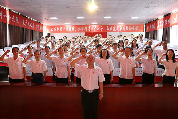 宜宾市一曼中学校党委集中收看庆祝中国共产党成立100周年大会