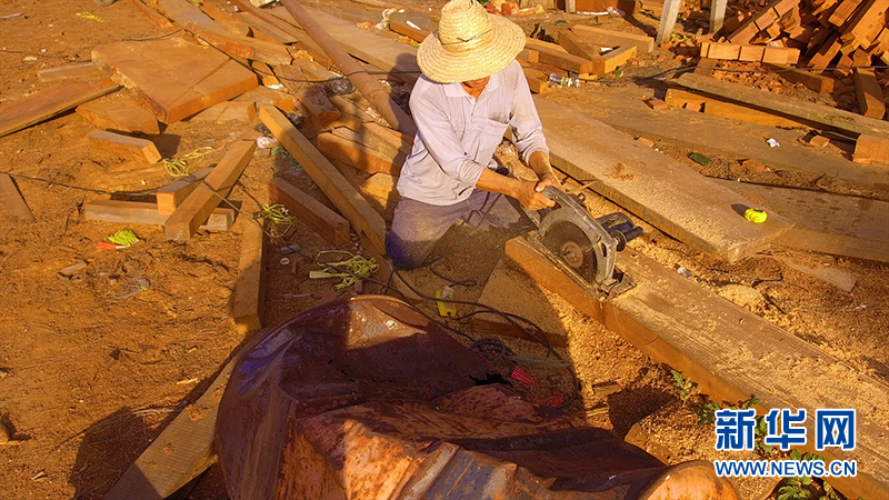 海南临高：探秘造船世家 看百吨木船如何造(组图)