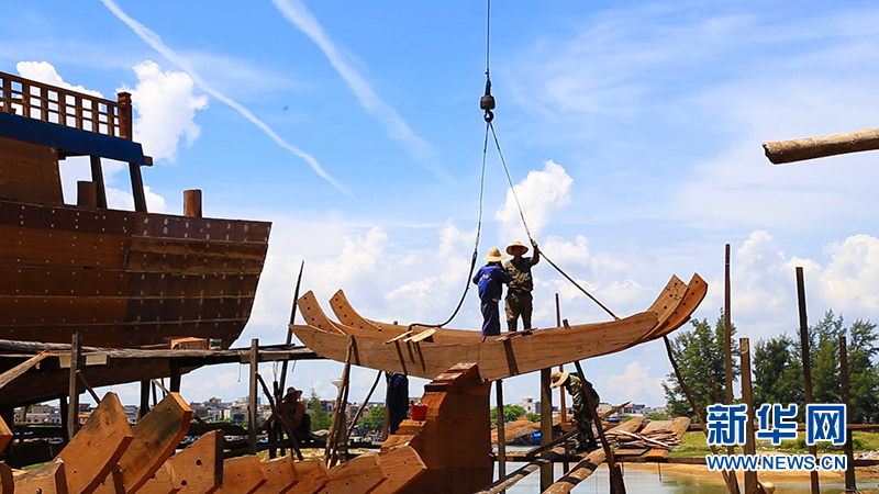 海南临高：探秘造船世家 看百吨木船如何造(组图)