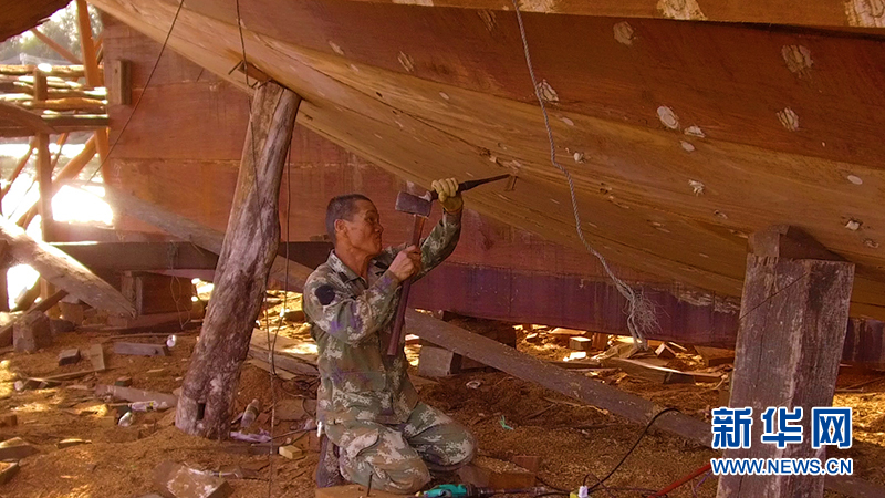 海南临高：探秘造船世家 看百吨木船如何造(组图)