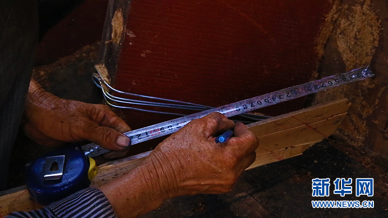 海南临高：探秘造船世家 看百吨木船如何造(组图)