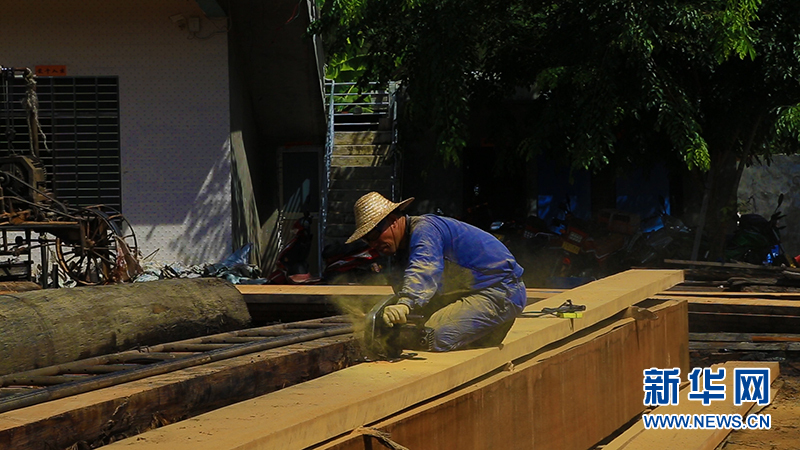 海南临高：探秘造船世家 看百吨木船如何造(组图)