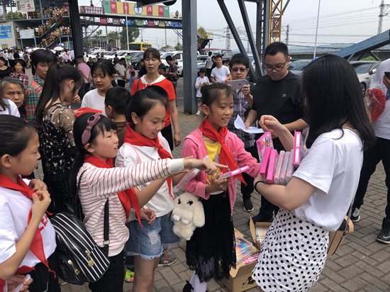 蔺市小学是学校名字，红酒小镇景区邀请该校学生参加活动【行游巴渝 图文】欢度“六一” 重庆红酒小镇举办儿童节活动