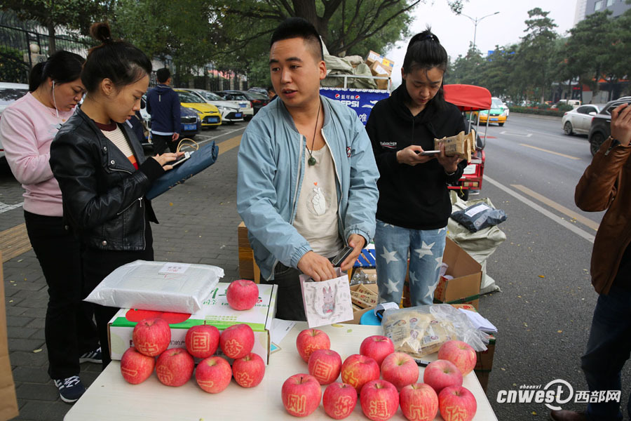 【焦点图 显示图在稿件最下方】90后快递小哥顺便卖自家苹果收入倍增